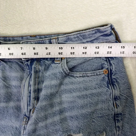 American Eagle Jean Shorts Womens 4 Blue Light Wash Baggy Mom Distressed Denim - Picture 3 of 9